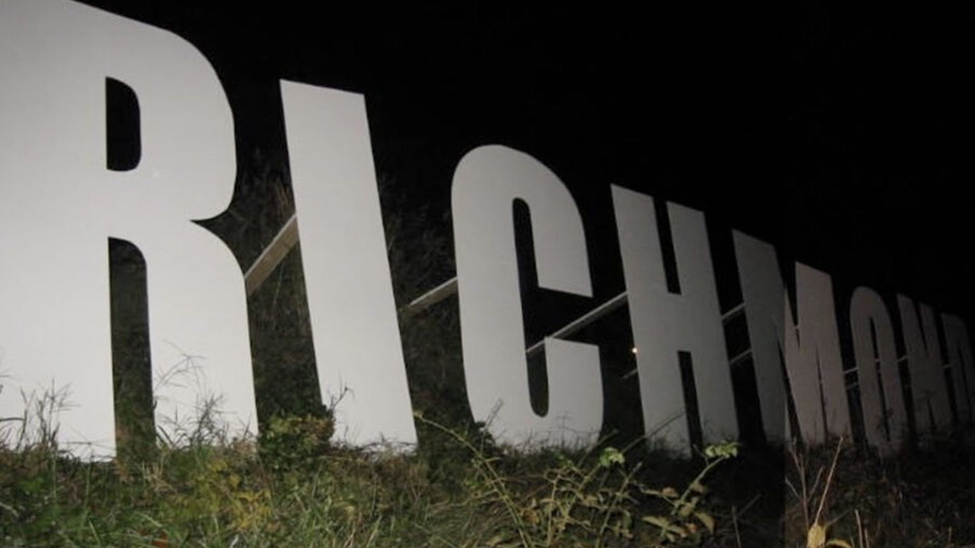 A hollywood-like sign that says "Richmond" in giant white wooden letters on a hill.