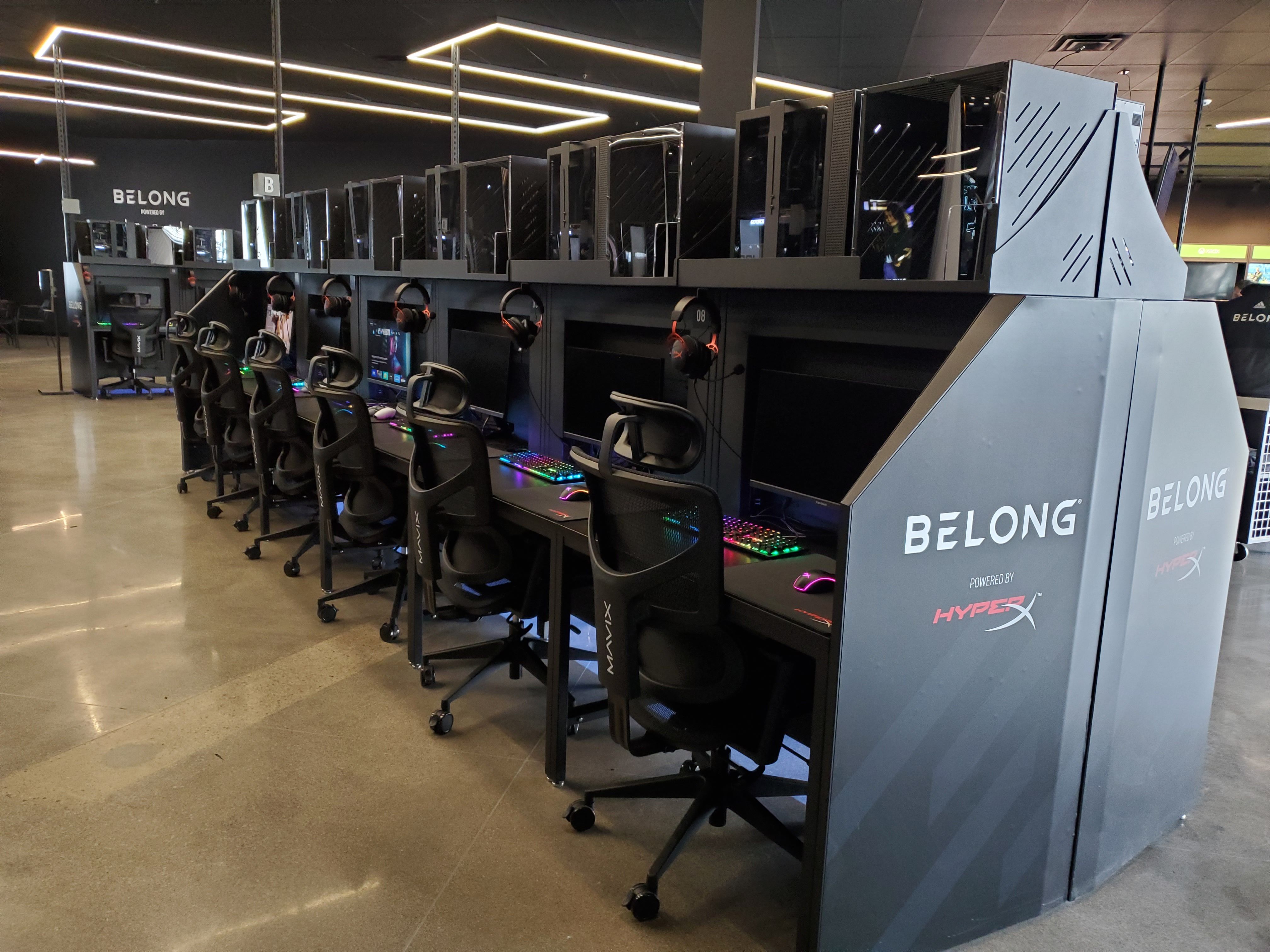 Une rangée de stations de jeux sur PC dans une arène d'esports.