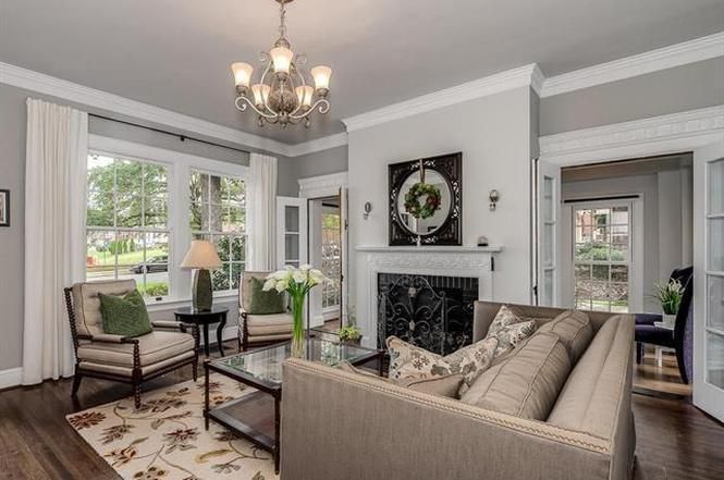 2312 Wellesley Ave living room