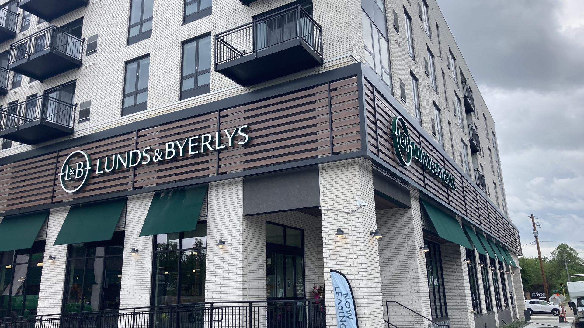 A Lundy & Byerly's store near Lake Nokomis below apartments 