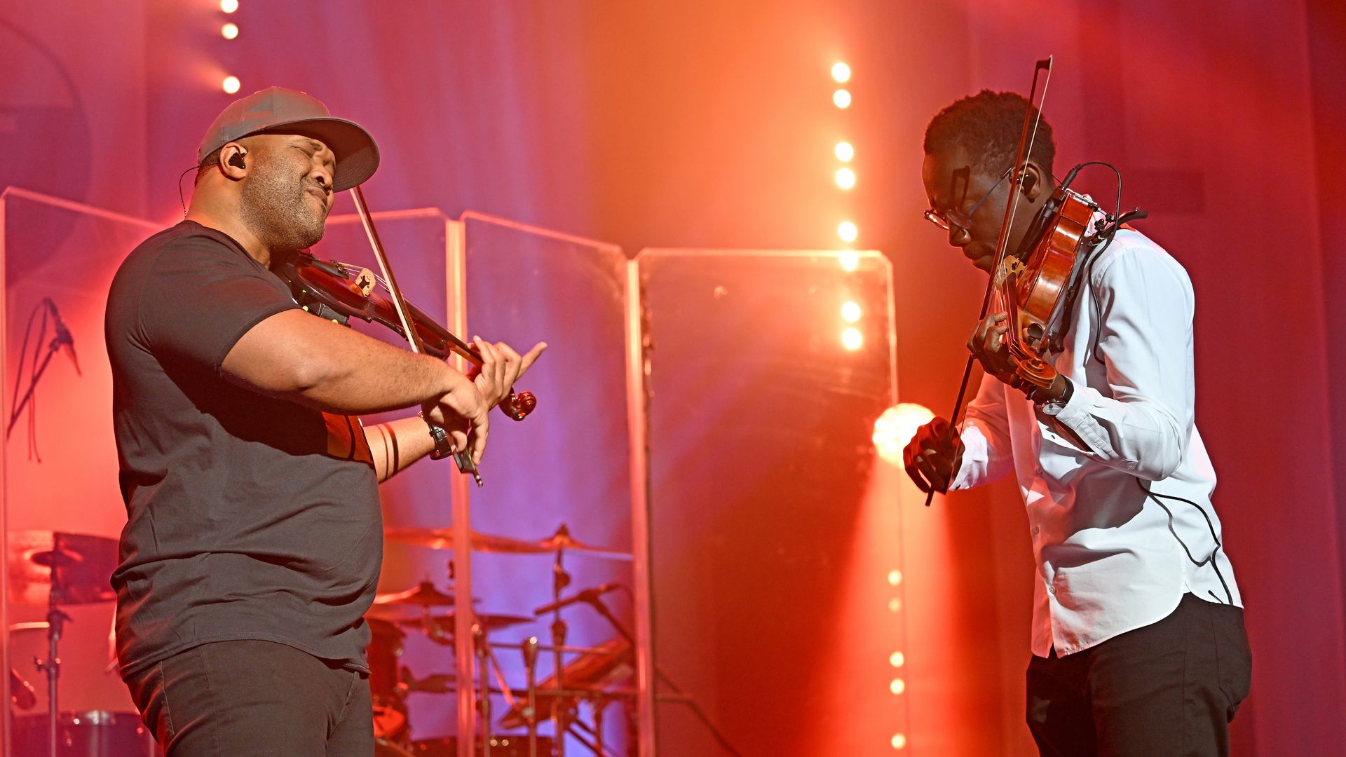 Twlo Black men play violin and viola. 
