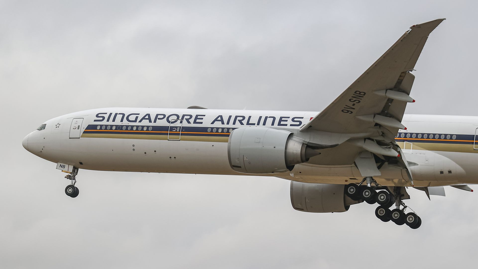 A Singapore Airlines Boeing 777 landing at London Heathrow Airport in August 2022.