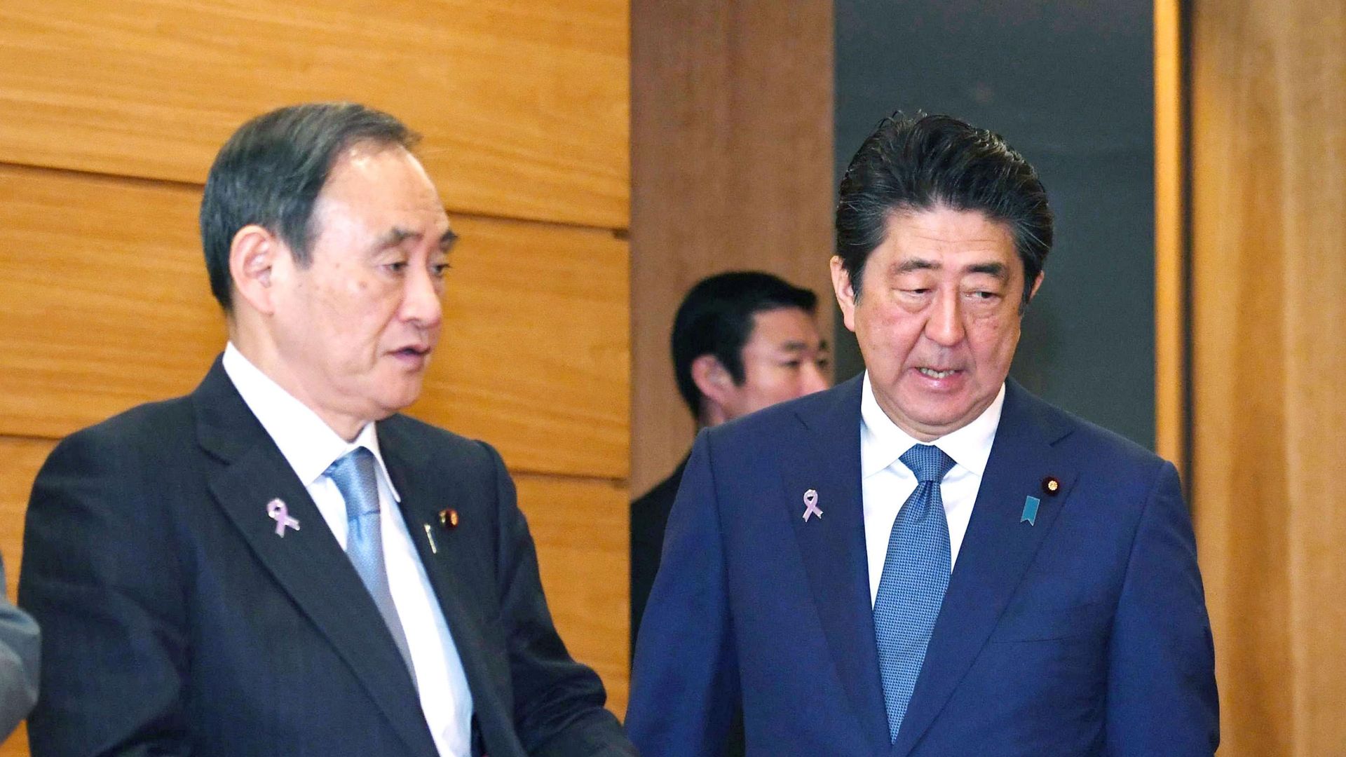 Suga speaks with Abe