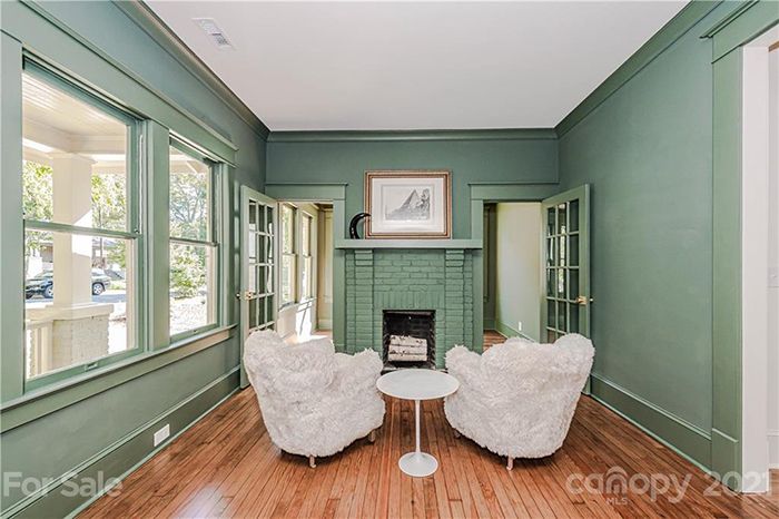 708 E Tremont Ave, living room