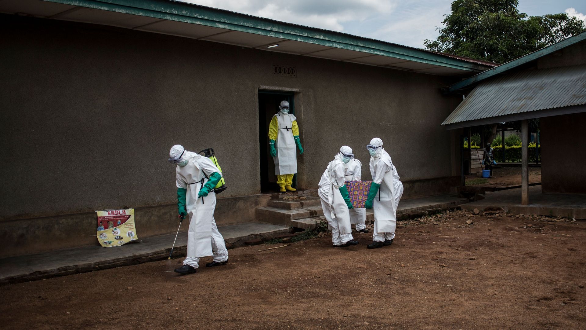 Health workers carry out the body of a patient with unconfirmed Ebola virus on August 22, 2018 in Mangina, near Beni, in the North Kivu province. 