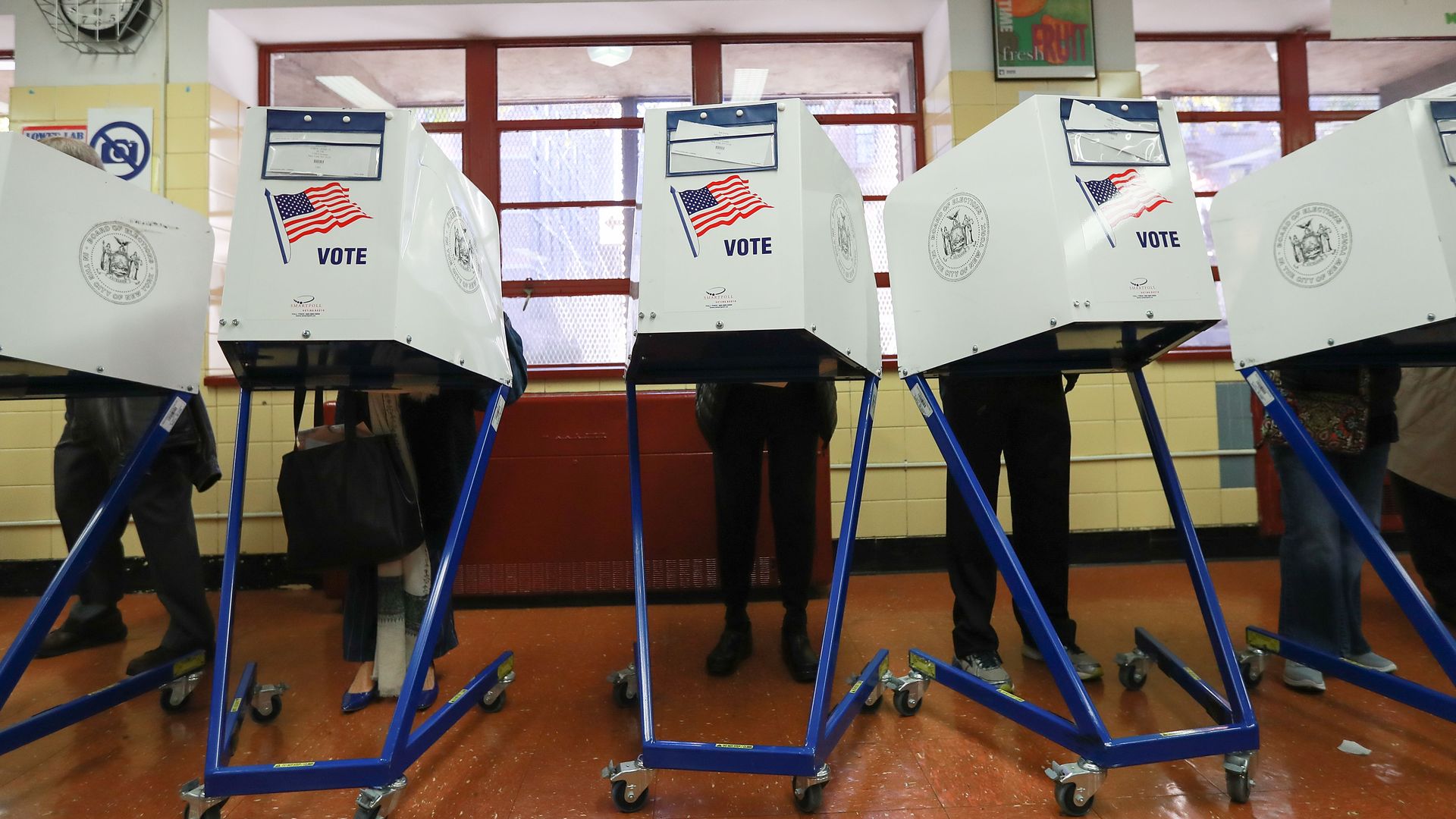 Voters cast their ballots. Photo: Michael Reaves/Getty Images