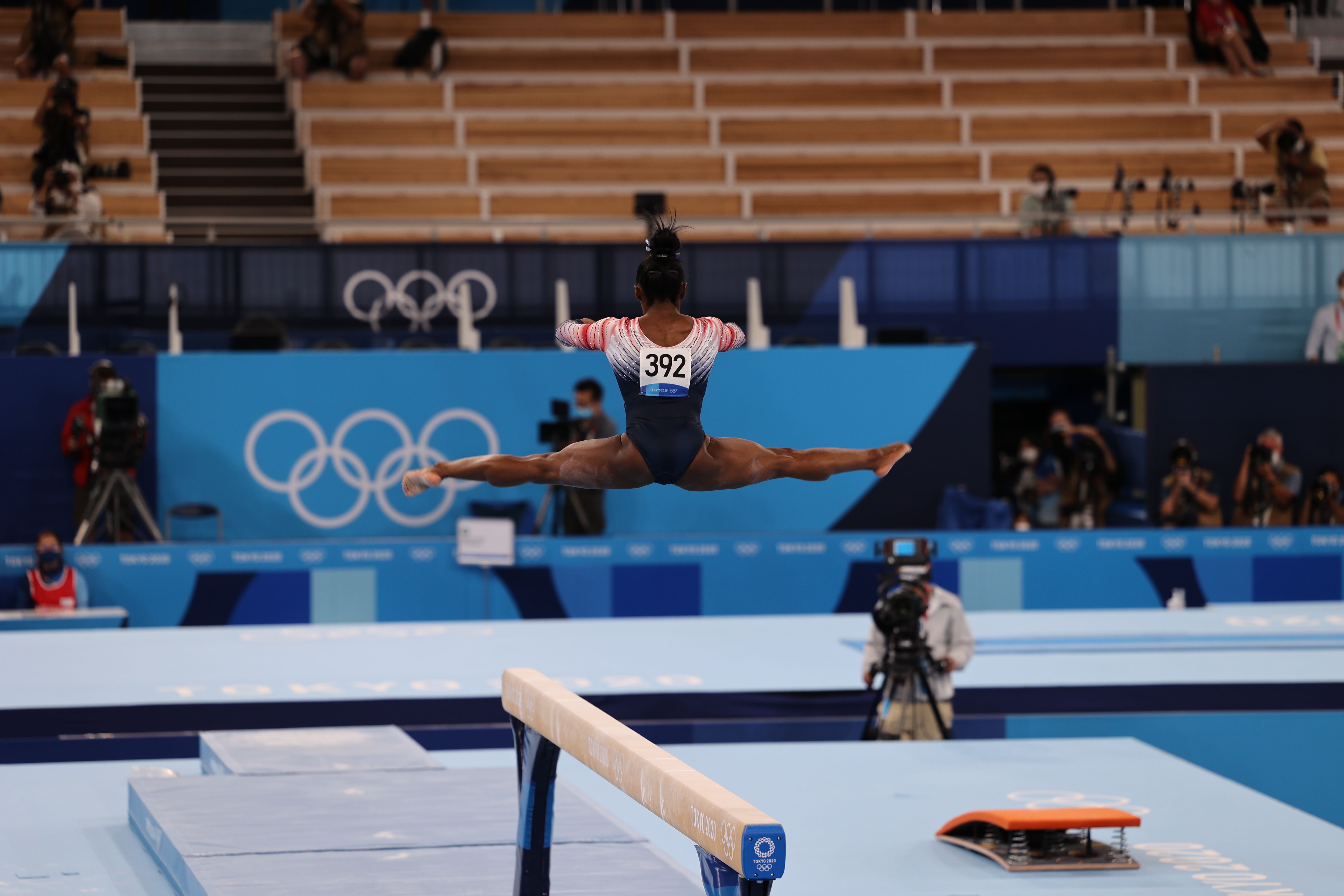 simone biles balance beam mount