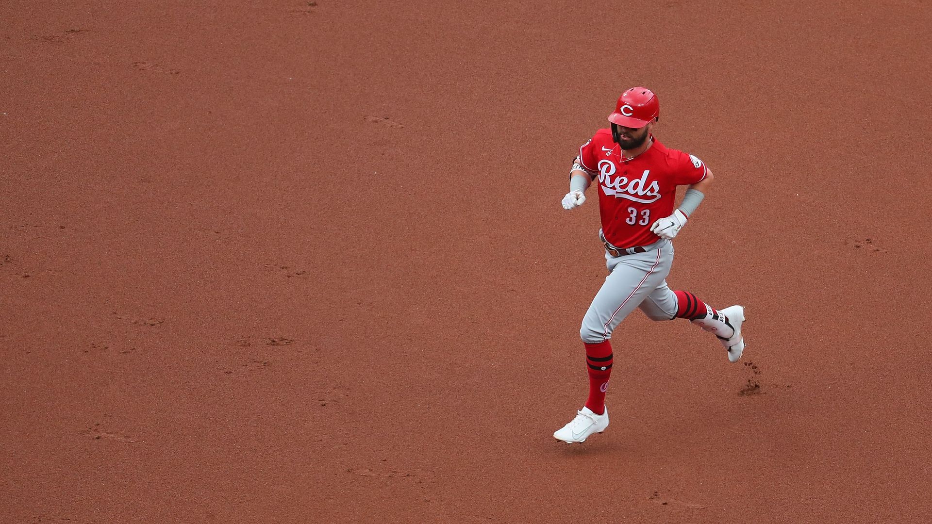 jesse winker rounding the bases after hr
