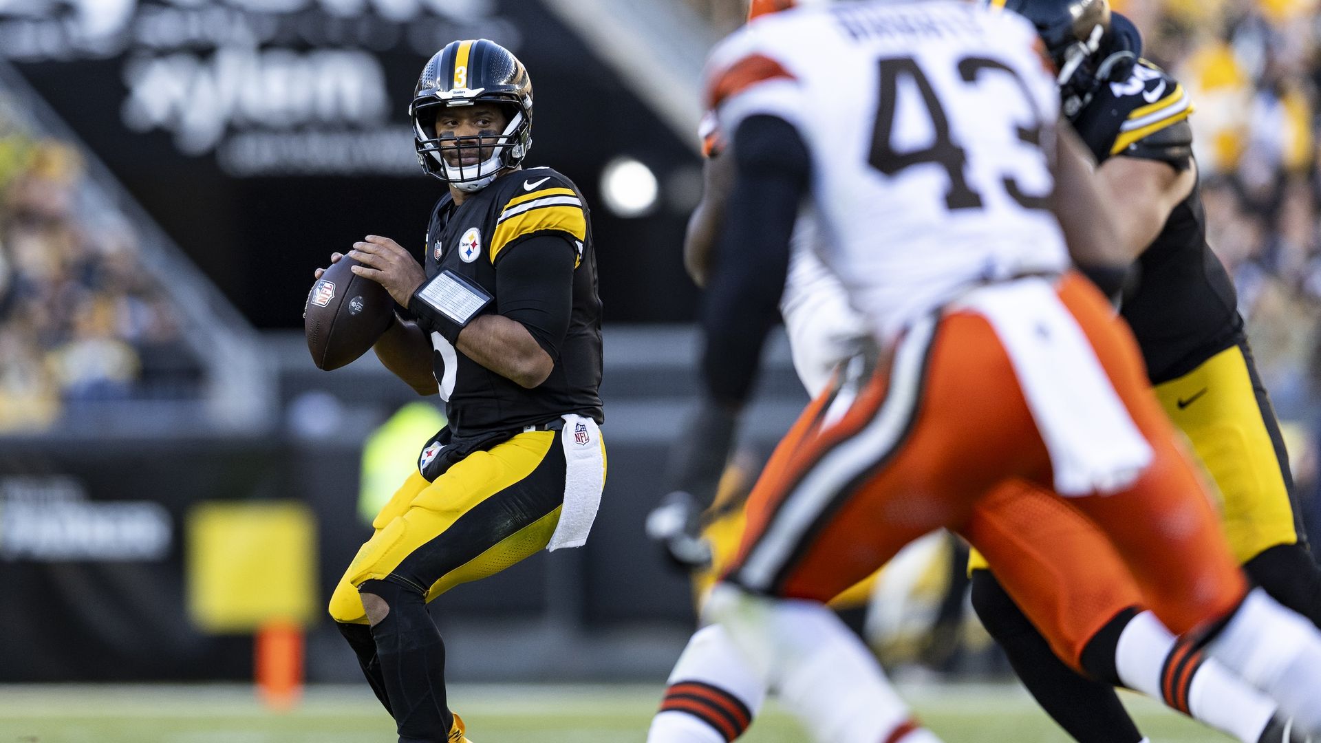 Russell Wilson of the Pittsburgh Steelers gets ready to throw the ball agains the Cleveland Browns. 