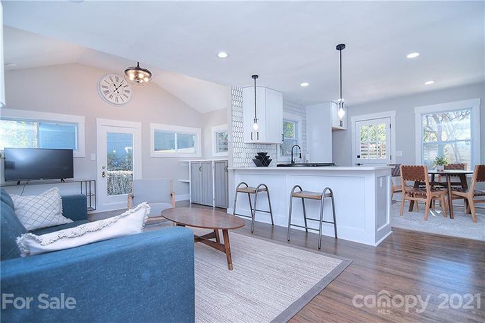 3459 Airlie St interior