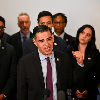 Enraged Democrats threaten Bondi with impeachment, contempt after "outrageous" briefing