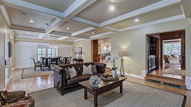 1800 Sterling Road living room