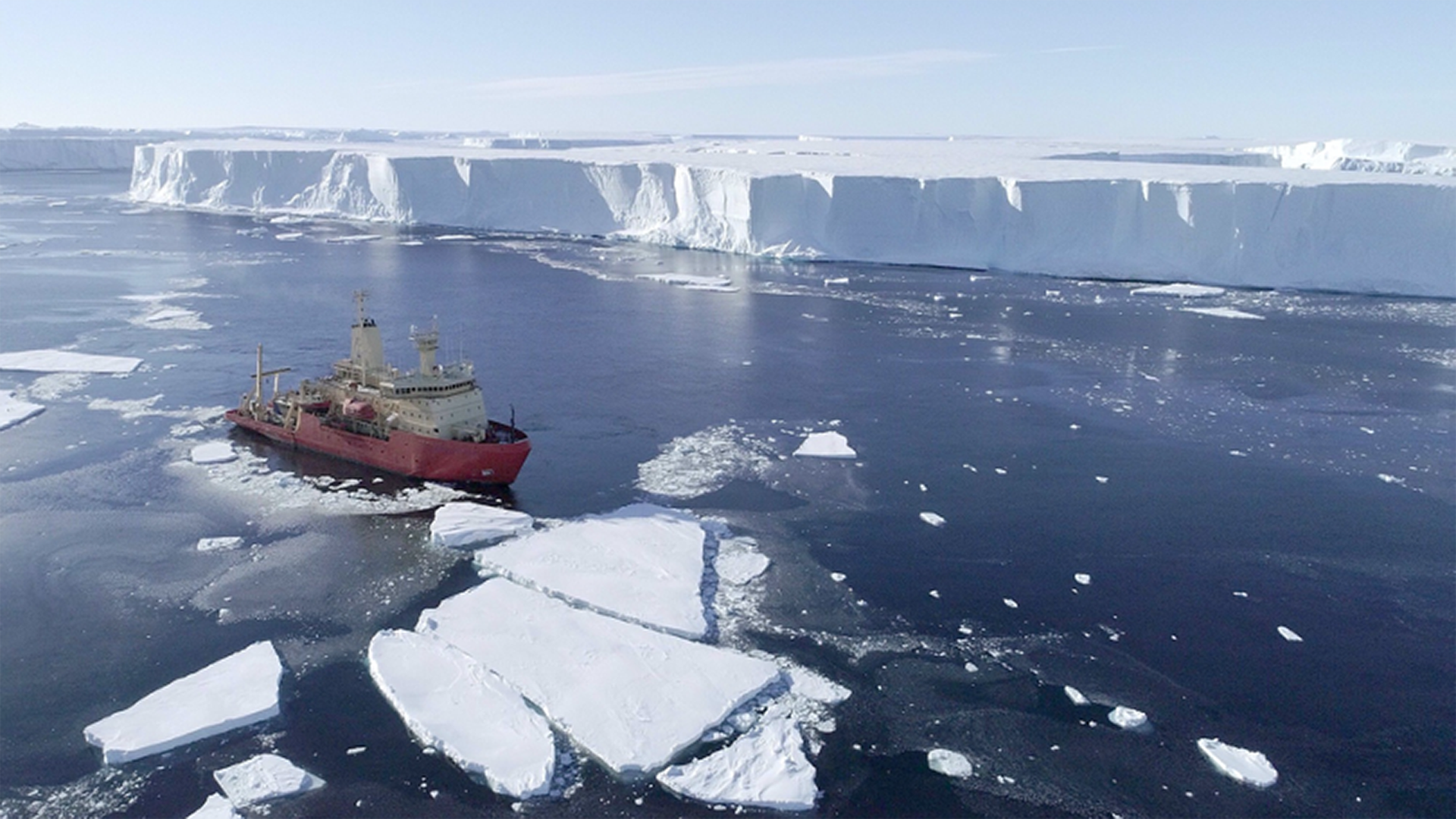 A ship passes in front of Thwaites Glacier