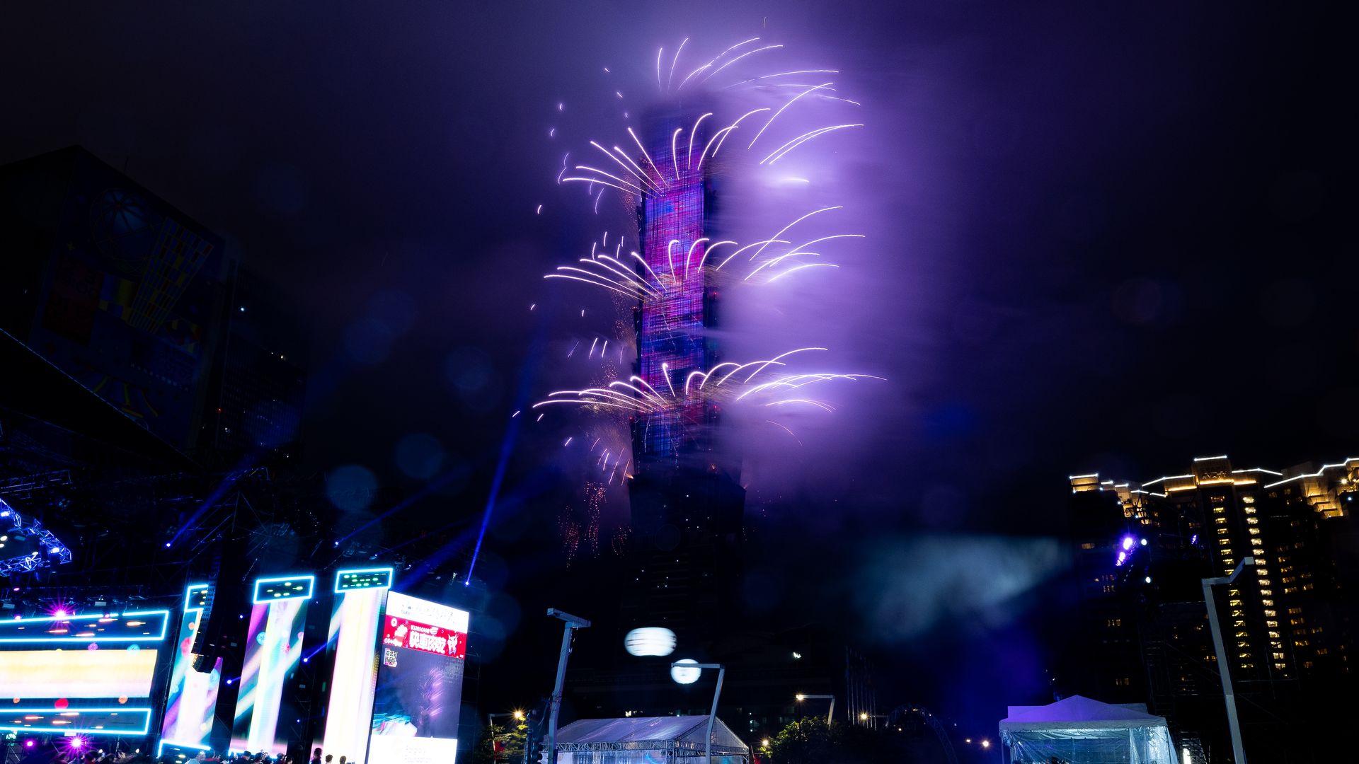 People celebrate as fireworks light up the skyline from the Taipei 101 building during New Year's celebrations on January 01, 2023 in Taipei, Taiwan. (Photo by Gene Wang/Getty Images)