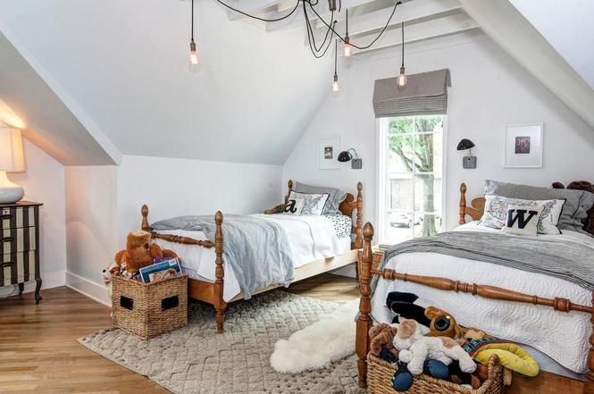 216 Cottage Pl twin beds
