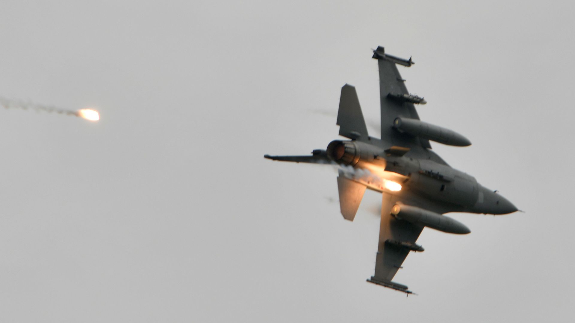 A US-made F-16V releases flares during the annual Han Kuang military drills in Taichung on July 16, 2020. 