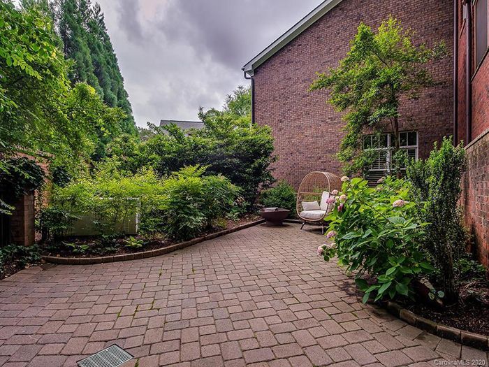 2015 Queens Rd W #0 patio