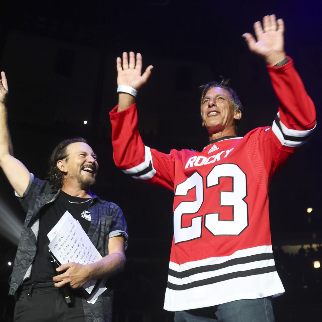 Chris Chelios, Eddie Vedder celebrate win in Chicago Cubs