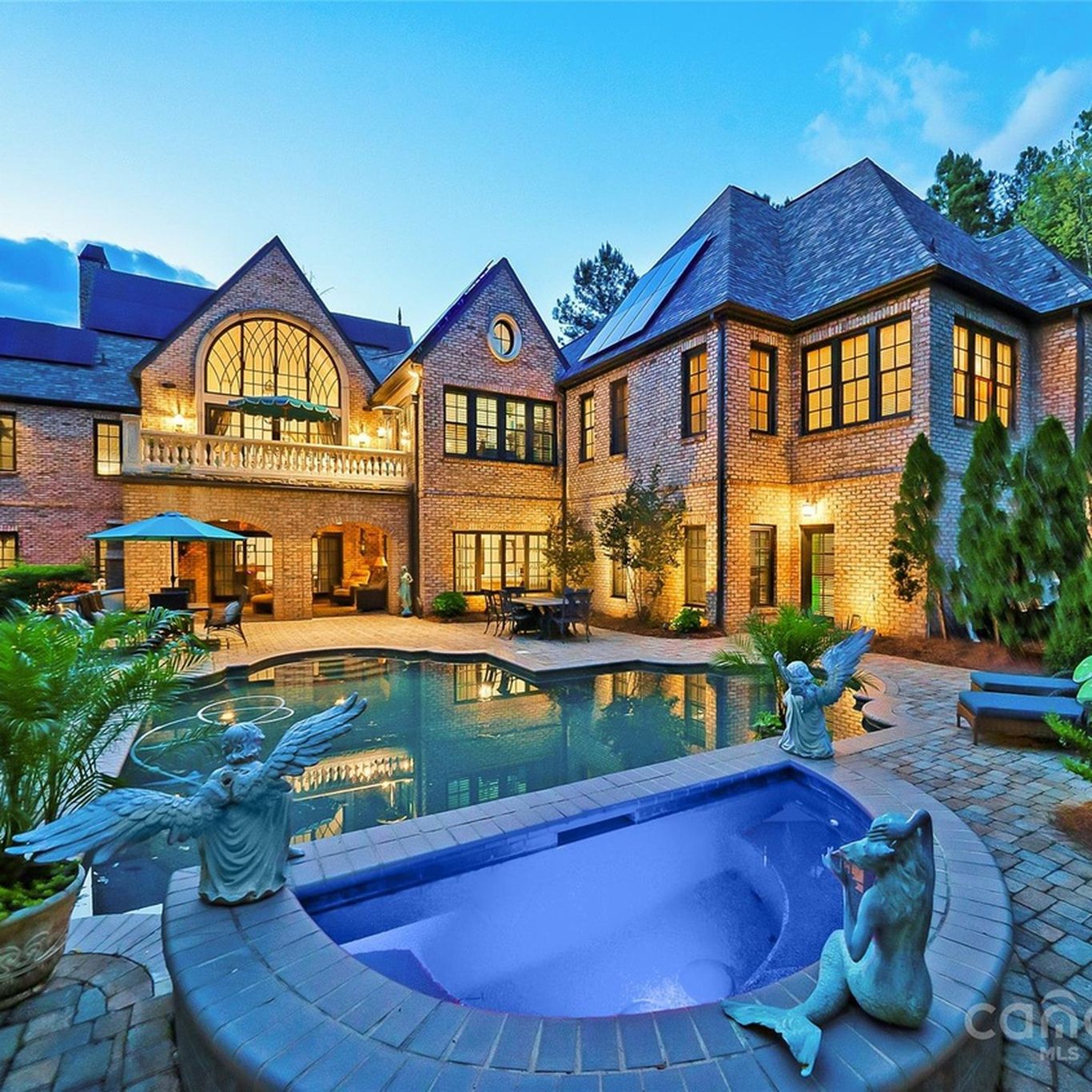 Hot Homes: 5 homes for sale in Charlotte ranging from $499K to $2.1M -  Axios Charlotte, image size:1366x1366