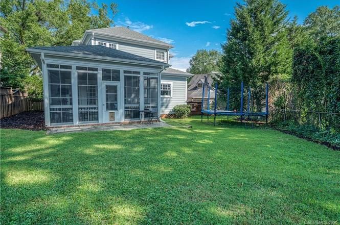 1838 Asheville Pl yard