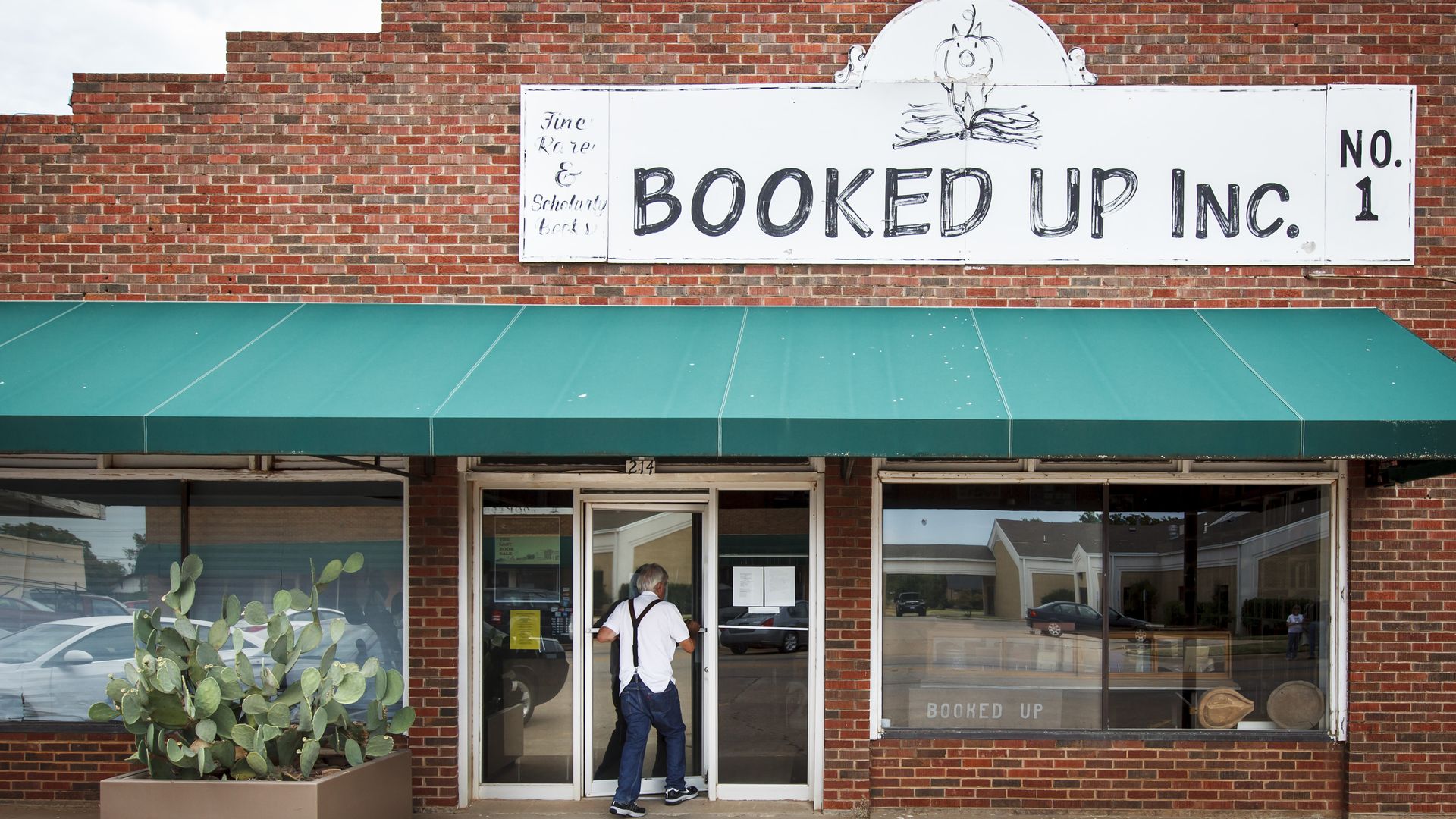 A photo of Larry McMurtry walking into his bookstore in Archer City in 2012