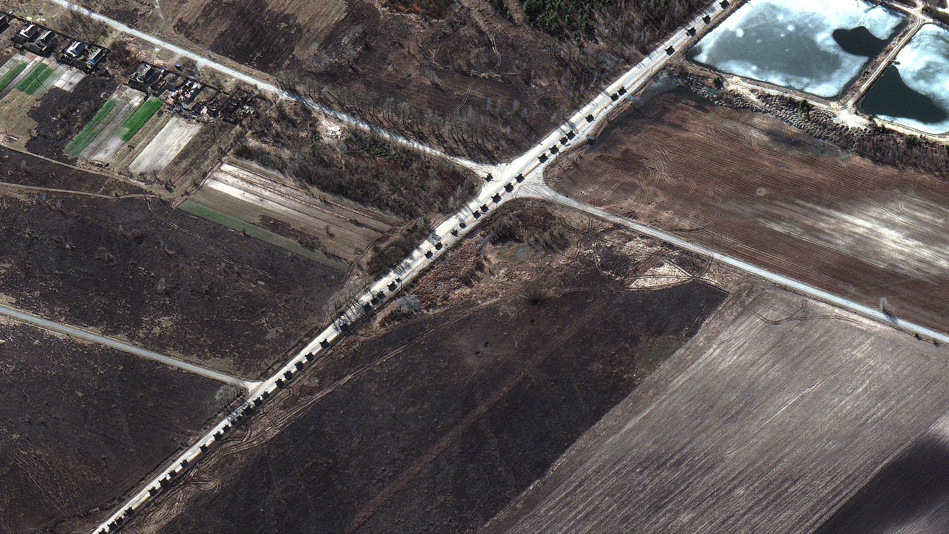 Una imagen satelital de un gran convoy militar ruso al norte de Kiev el lunes.