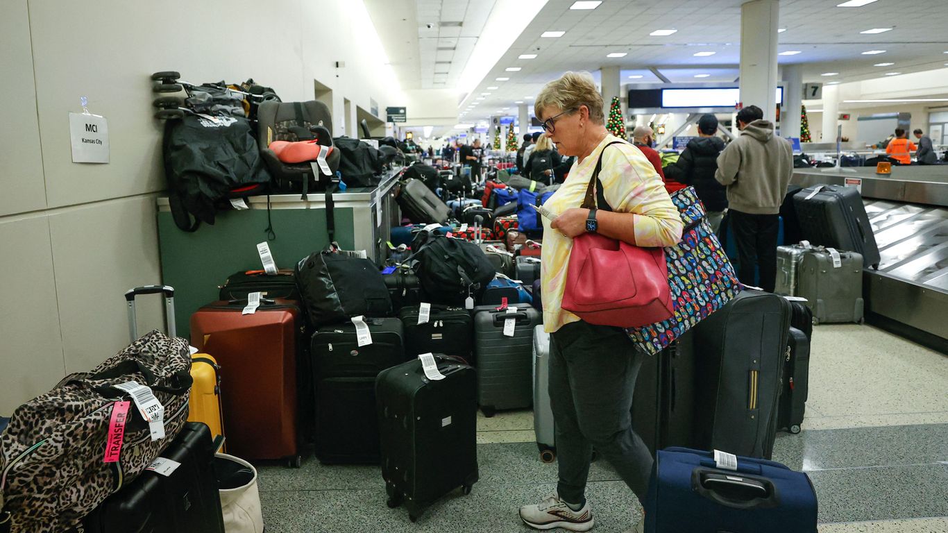 Southwest passengers stuck in a "free for all" baggage claim nightmare thumbnail