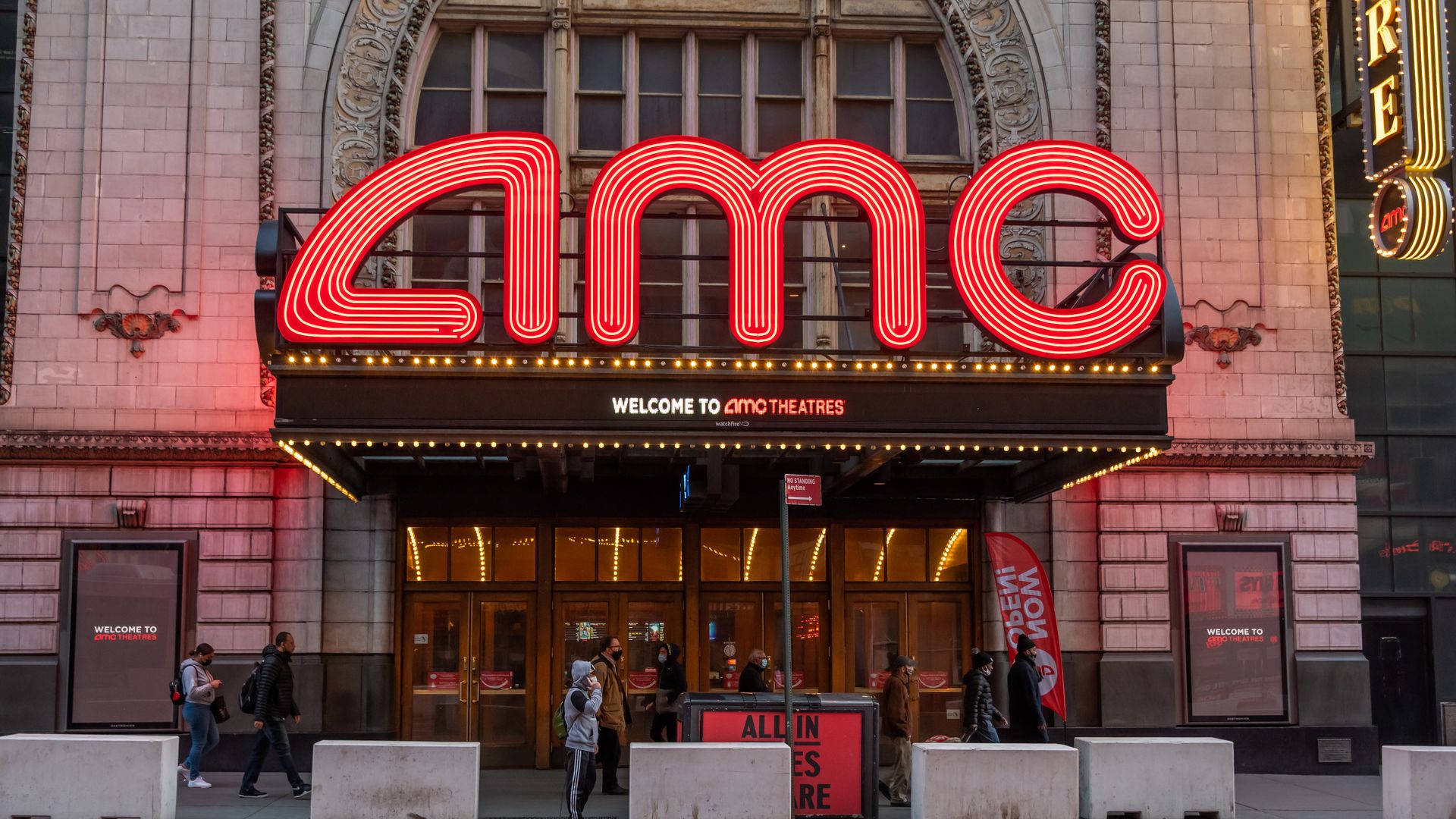 picture of an AMC theater in New York City