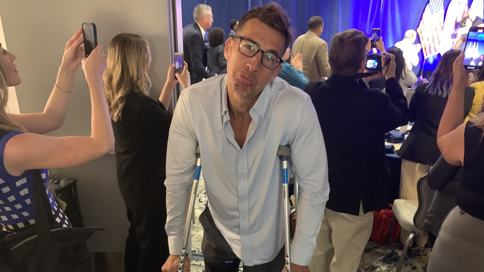 Illinois secretary of state alexi giannoulias on crutches as dnc begins