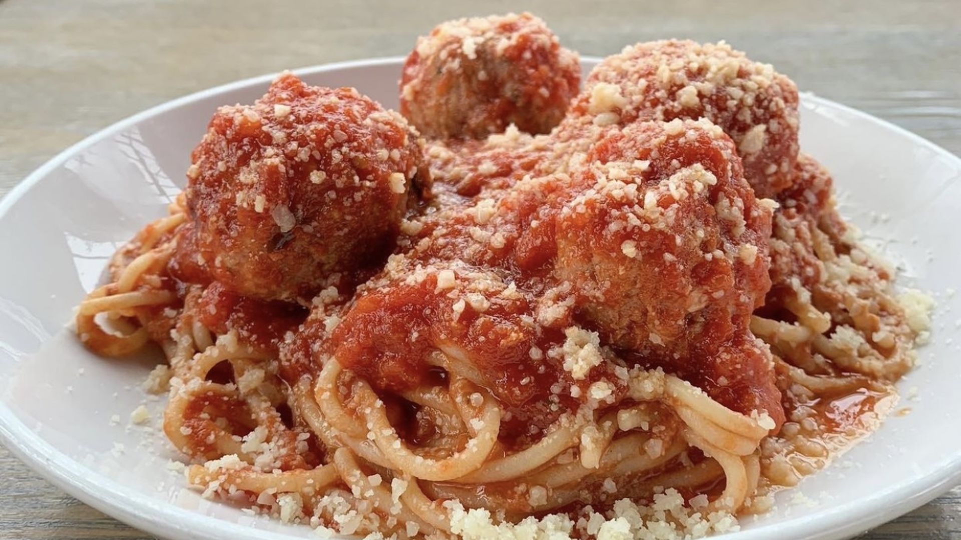 A plate of meatballs with spaghetti