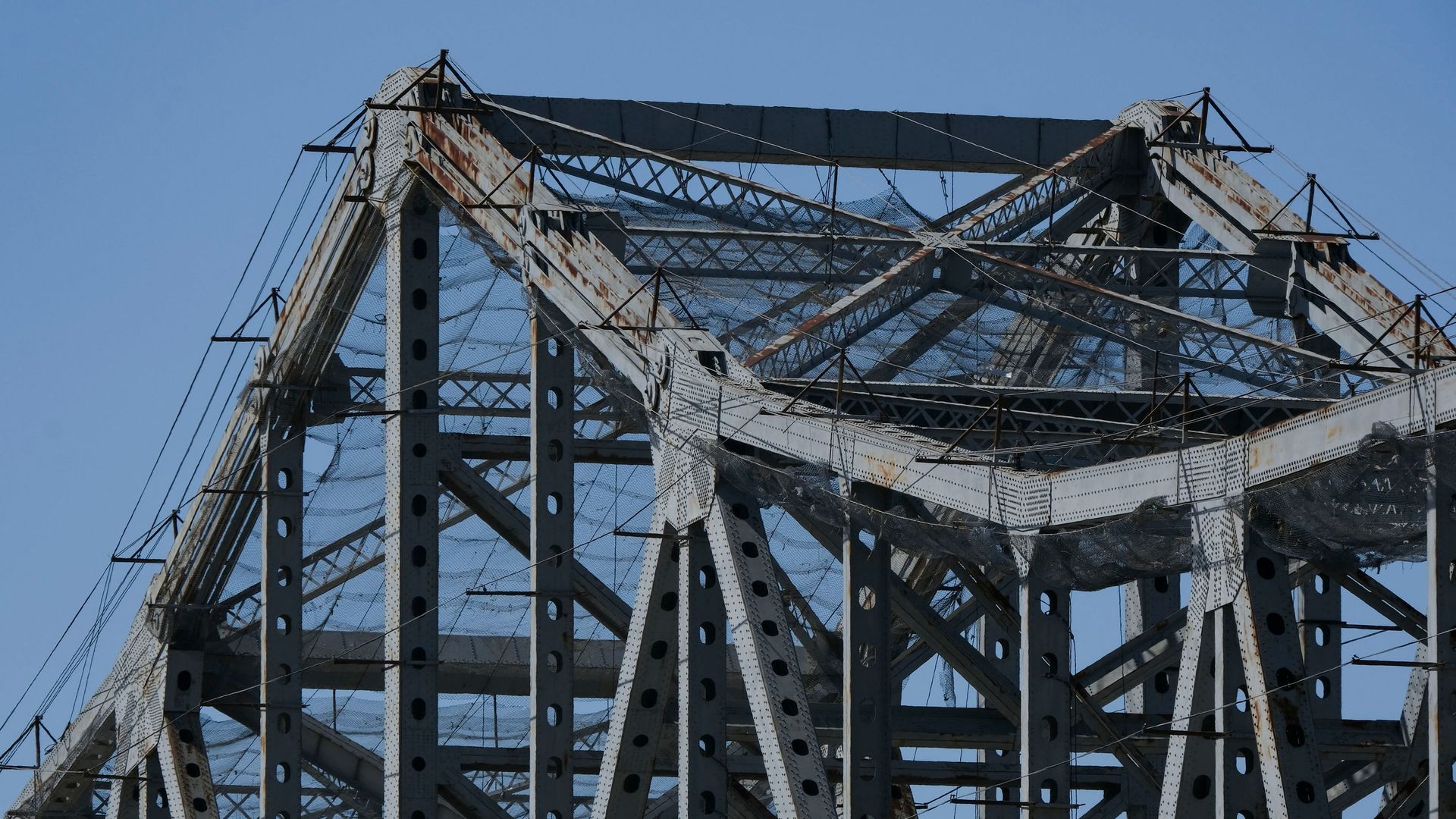 The Brent Spence Bridge is considered to be "functionally obsolete" due to the amount of daily traffic it carries, which is nearly double for its original design. Photo: Courtesy of Jeff Dean / AFP via Getty Images. 