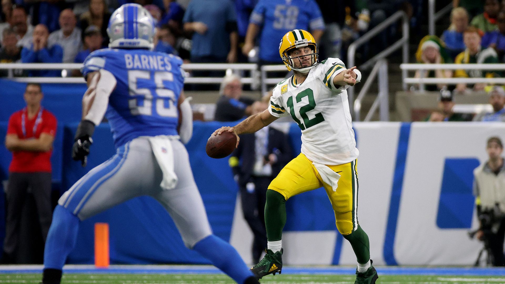 Packers QB Aaron Rodgers looks to pass