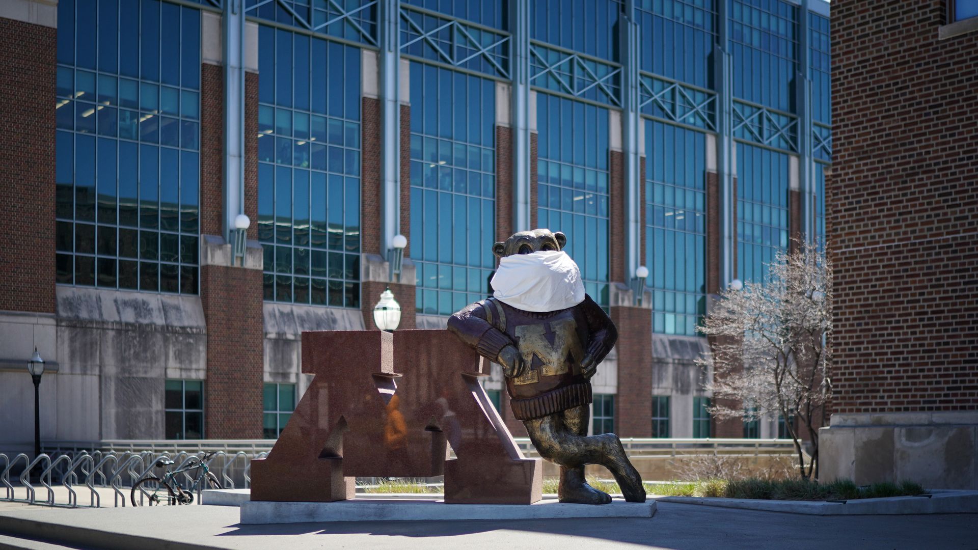 goldy the gopher with a mask