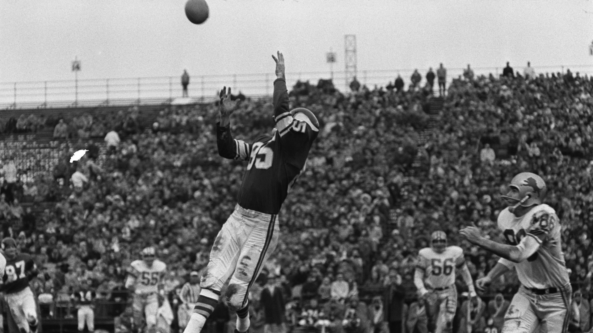 Paul Flately catches a pass from Fran Tarkenton in a 1963 game