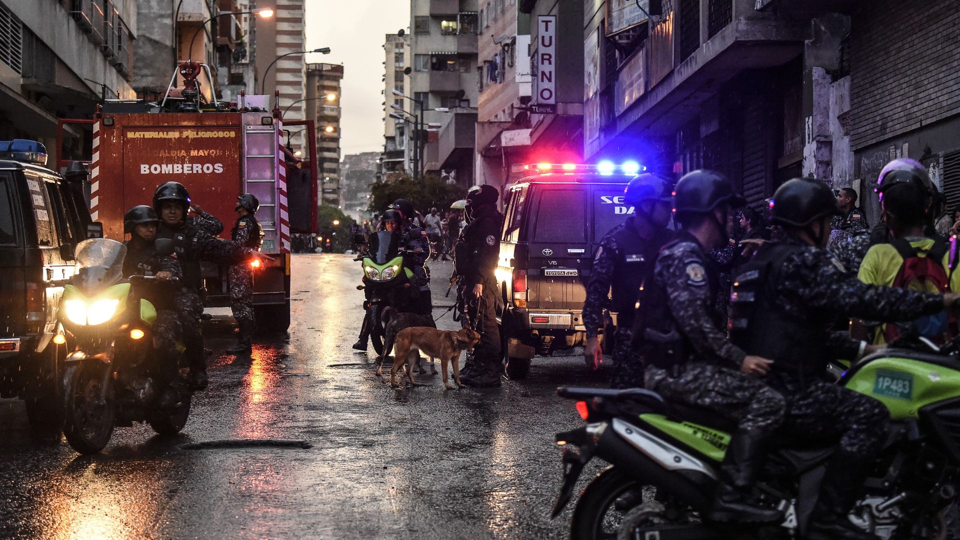 Security forces after an explosion was heard while Venezuelan President Nicolas Maduro was attending a ceremony. Photo: Stringer/Anadolu Agency/Getty Images