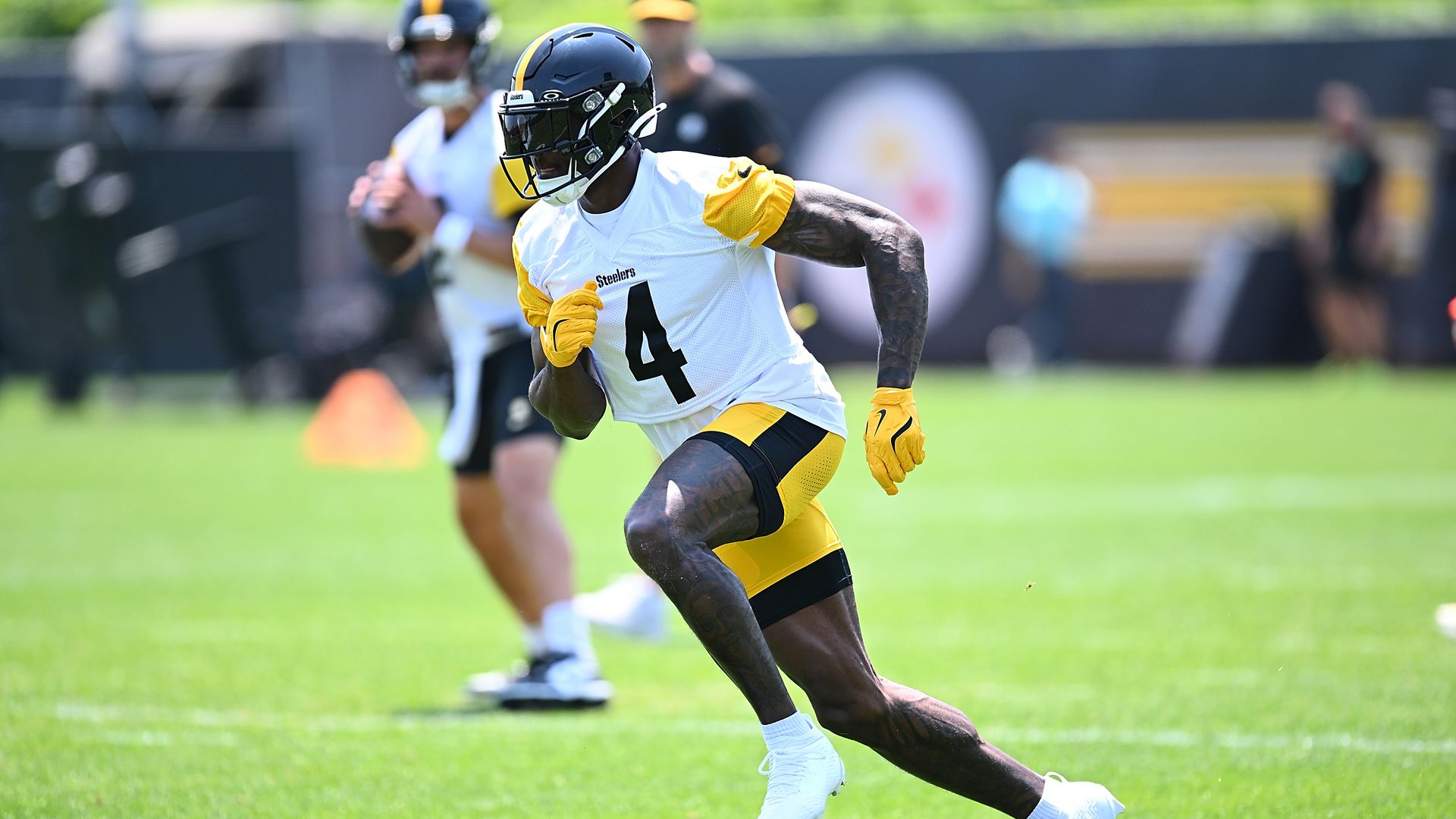 PITTSBURGH, PENNSYLVANIA - JUNE 11: DK Metcalf #4 of the Pittsburgh Steelers in action during Minicamp at UPMC Rooney Sports Complex on June 11, 2025 in Pittsburgh, Pennsylvania. (Photo by Joe Sargent/Getty Images)