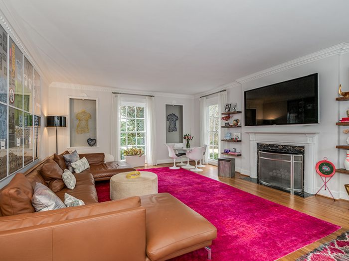 3021 Belvedere Ave living room