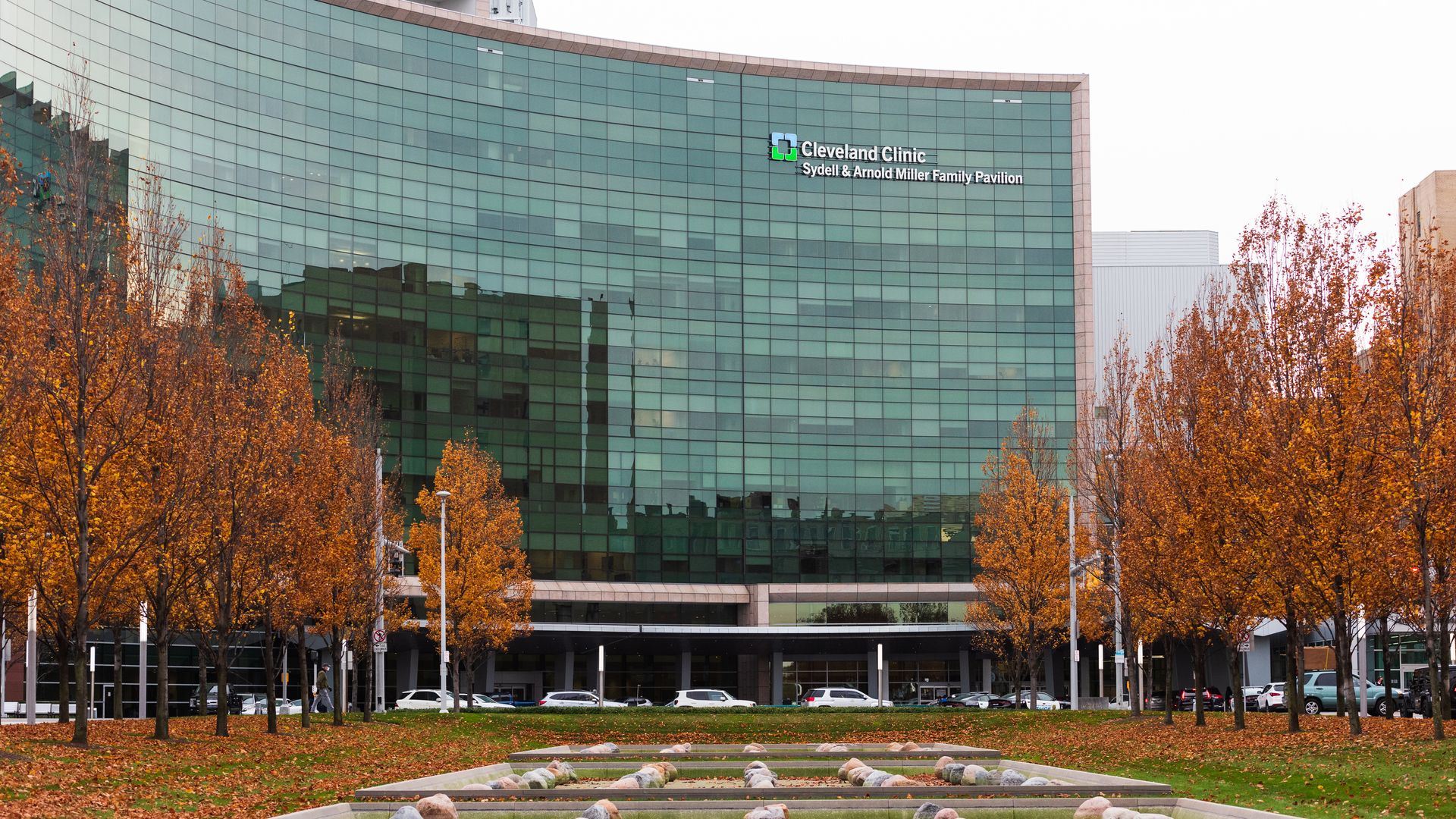 Exterior shot of the curving glass Cleveland Clinic cancer center