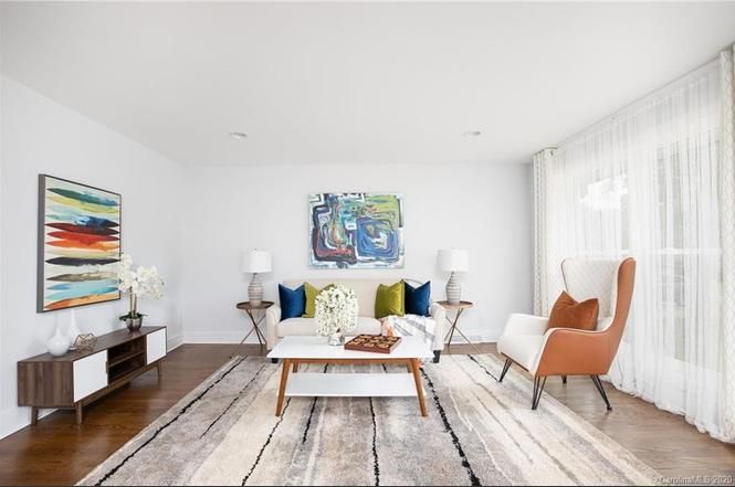 1901 Herrin Ave living room