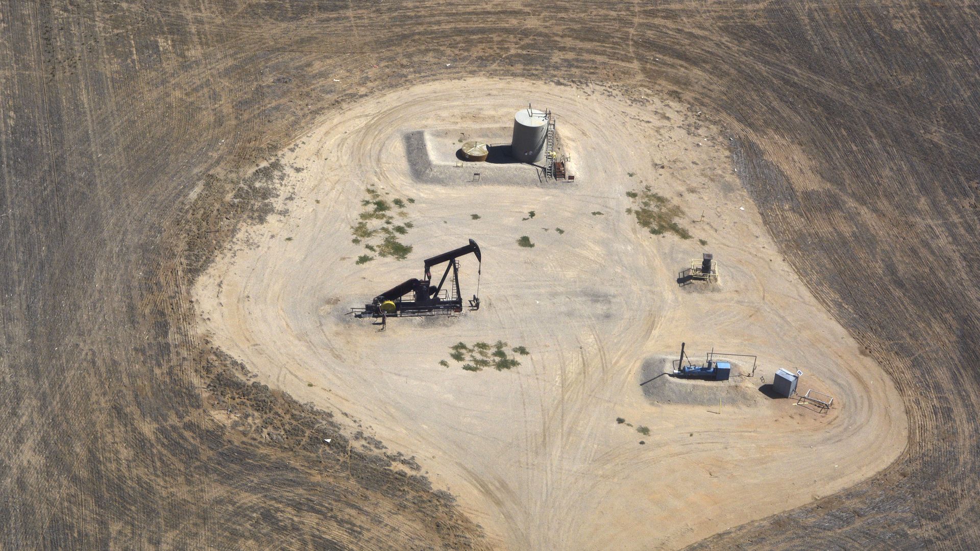Oil and gas wells on Denver International Airport property as seen from a passenger plane landing at the airport in Denver, Colorado. (Photo by Robert Alexander/Getty Images)