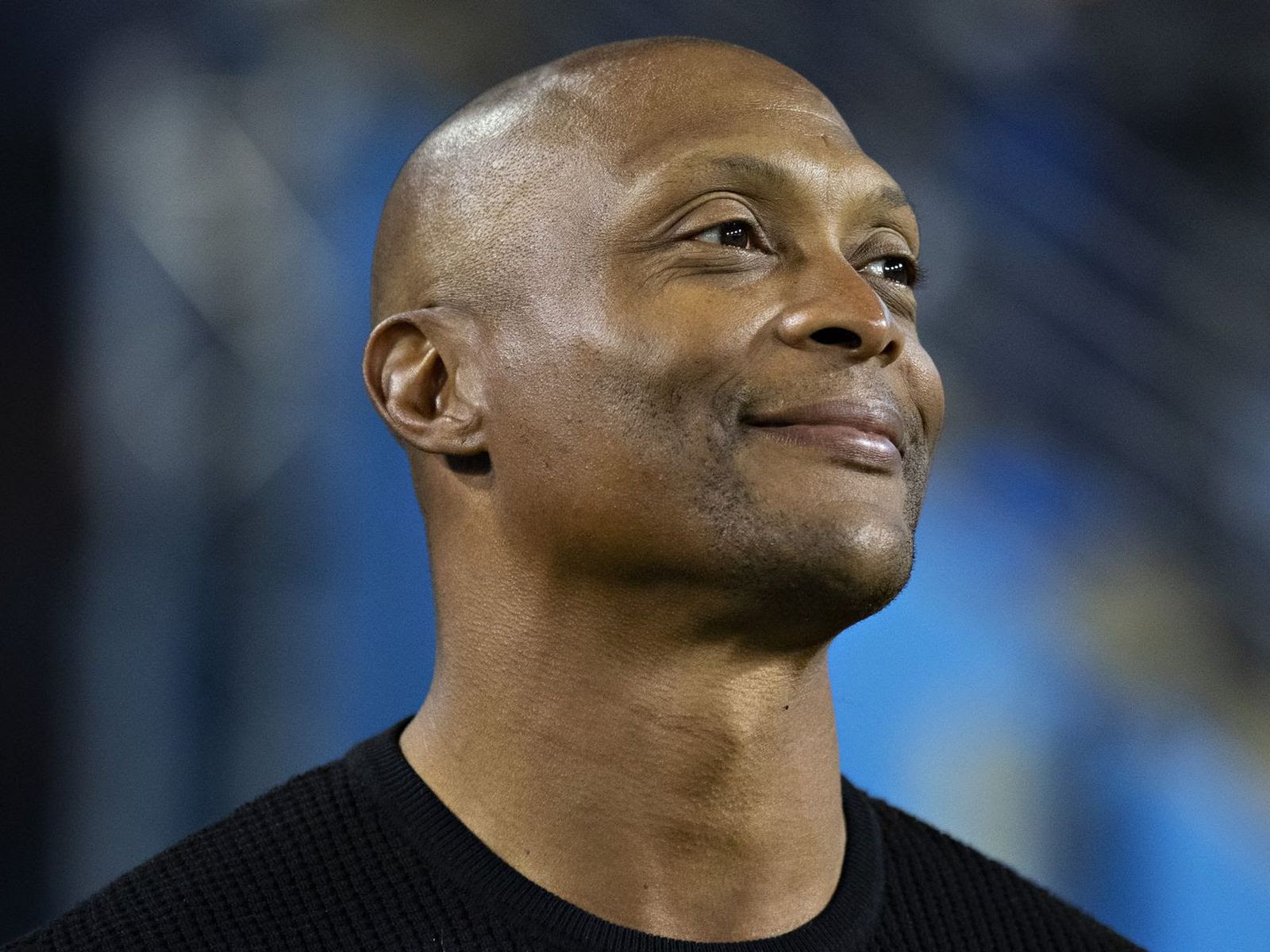 Eddie George, former member of the Tennessee Titans holds a sword for  News Photo - Getty Images