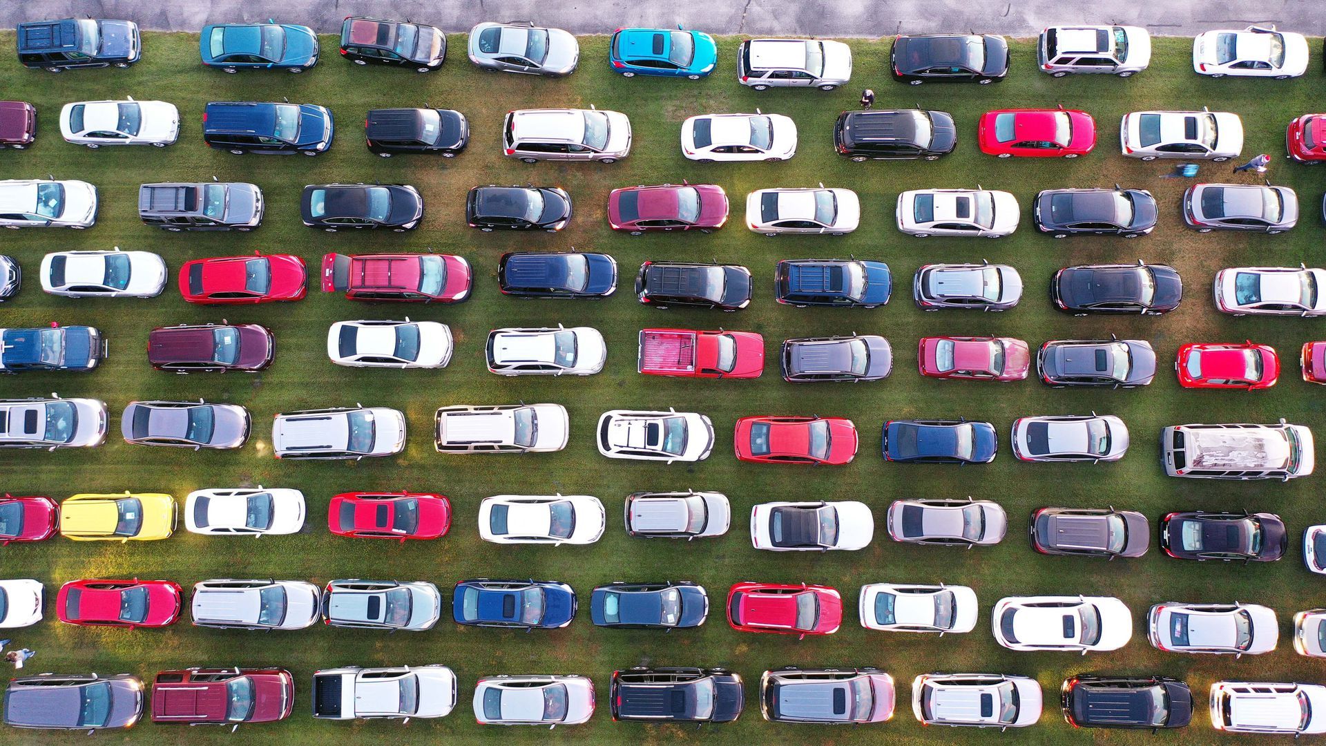 Drone shows cars lining up at Share Your Christmas food distribution event in Kissimmee, Fla. Photo: