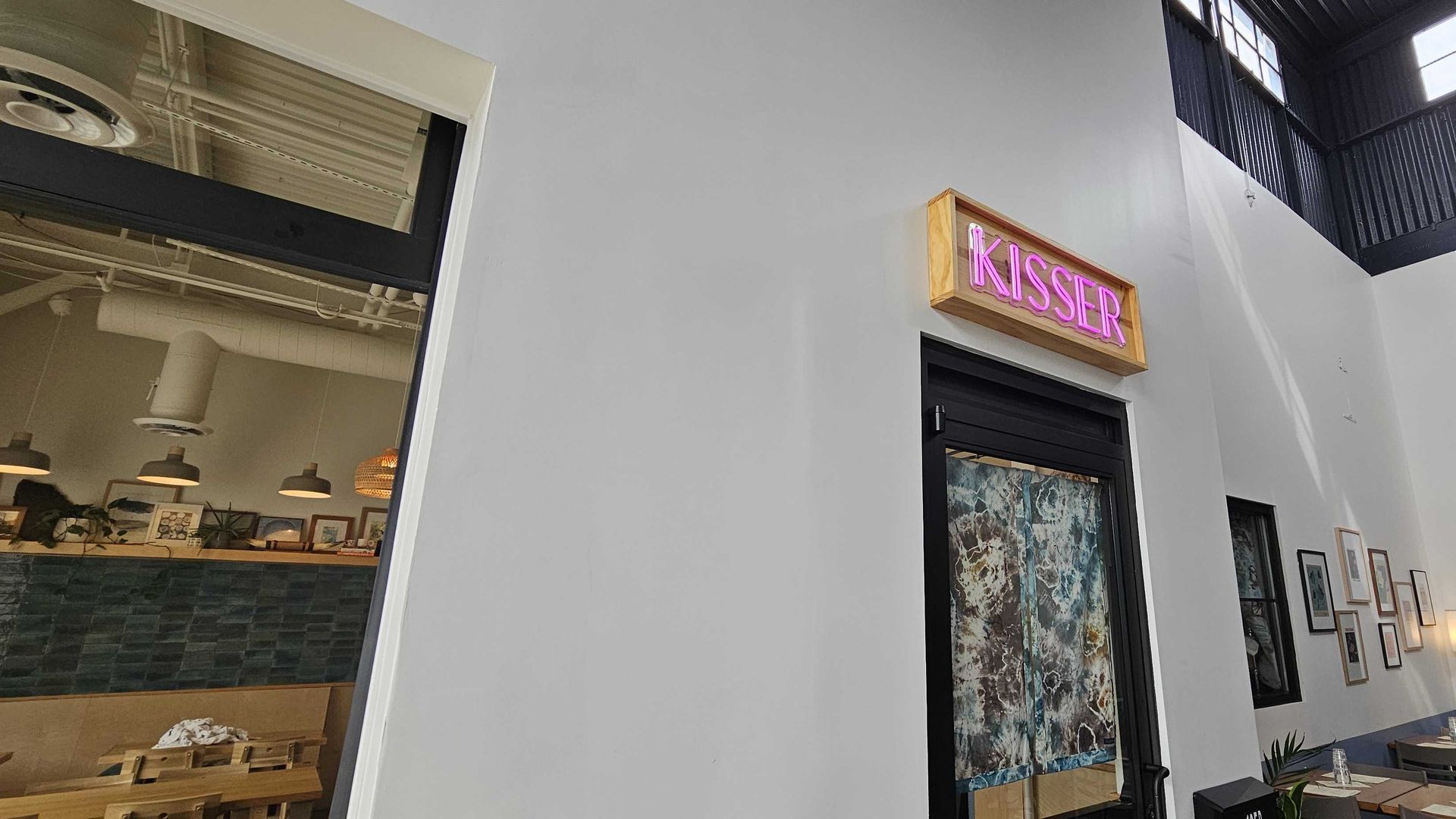 The entry and sign to Kisser