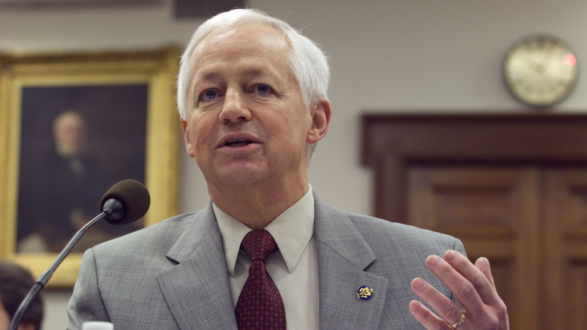 Washington Insurance Commissioner Mike Kreidler speaks into a microphone.