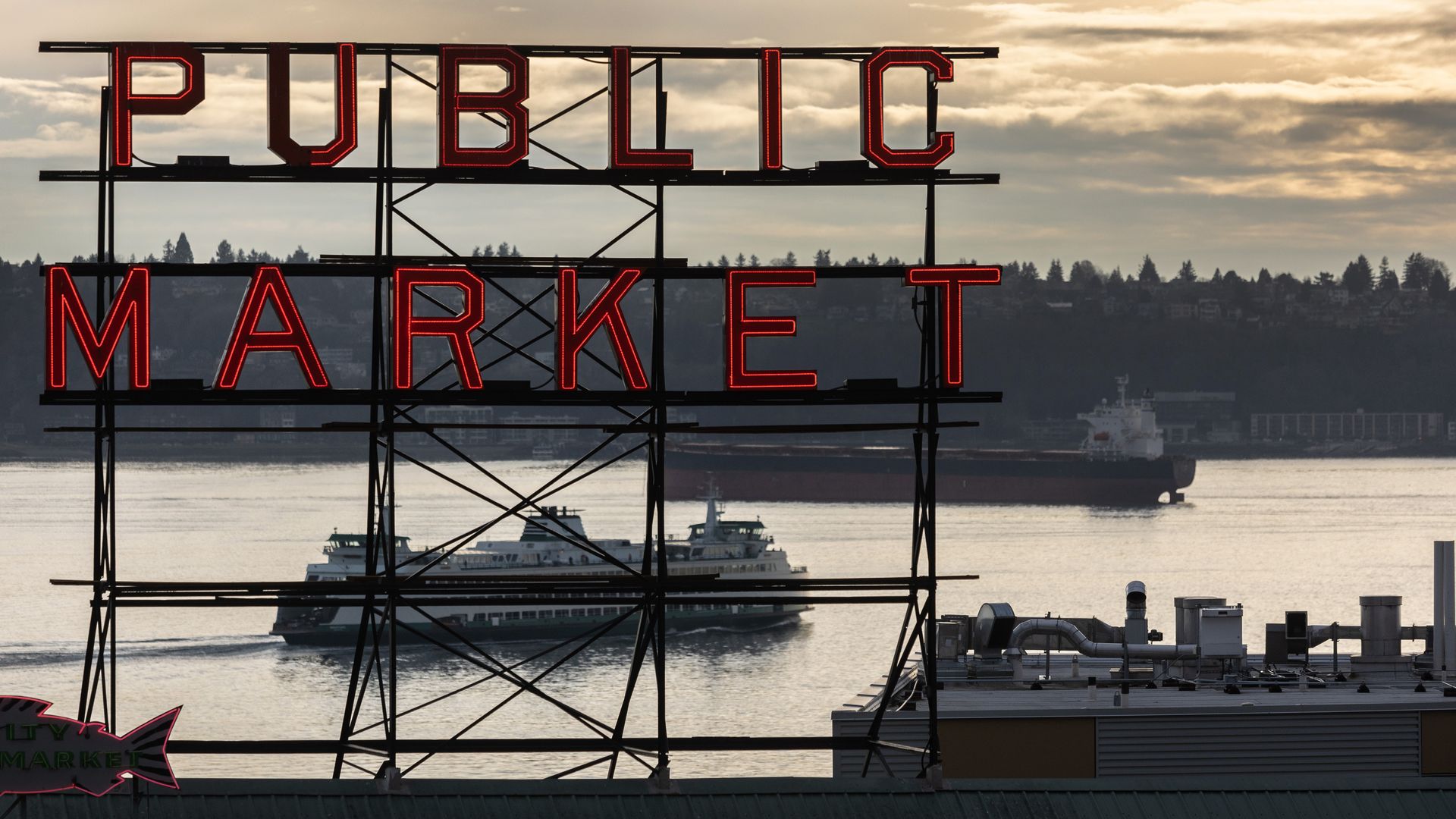 Sign for Pike Place Market in front of the Puget Sound