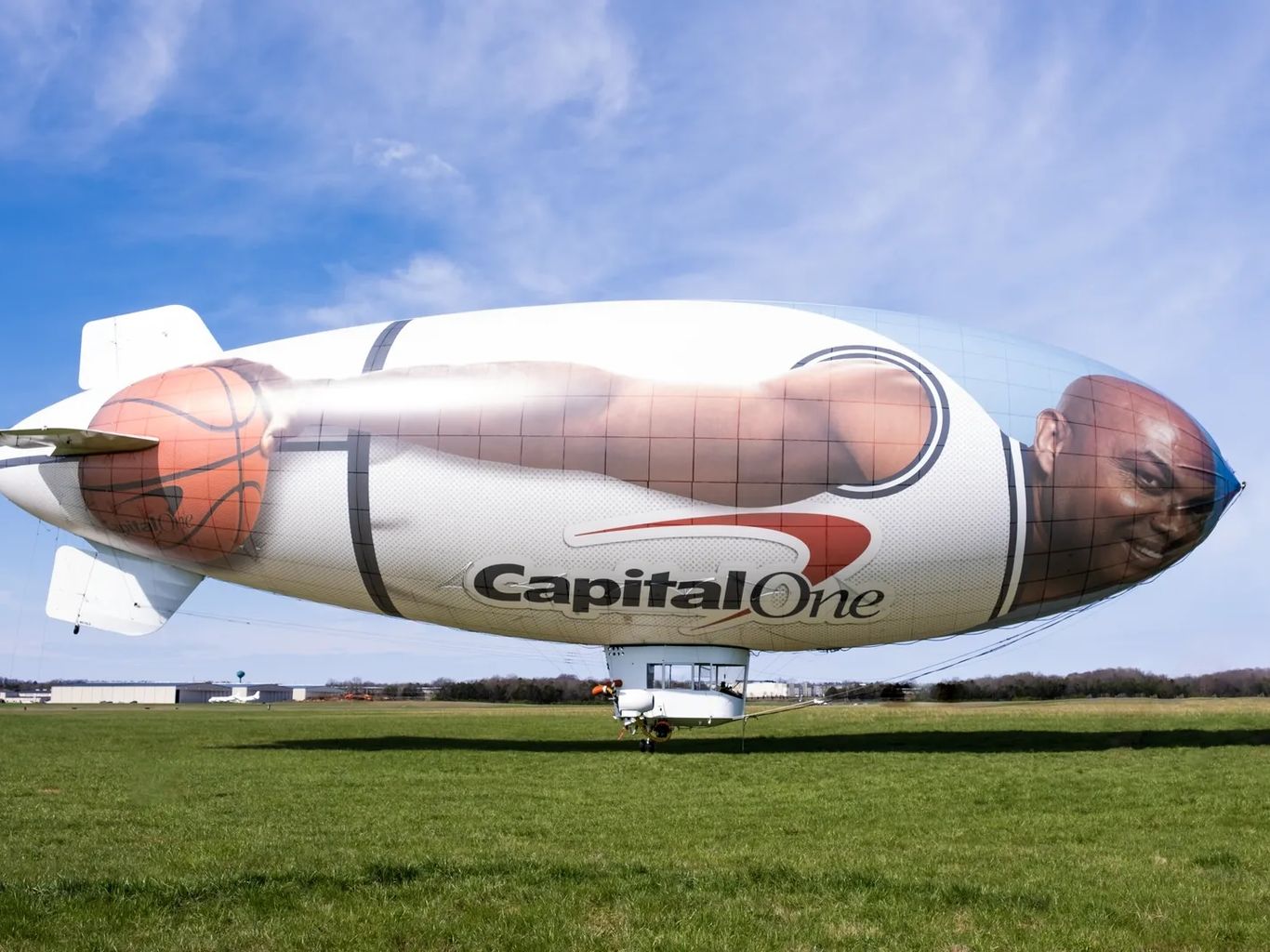 タイムセール！BLIMP Charles Barkley blimp flies over Phoenix for Final Four week