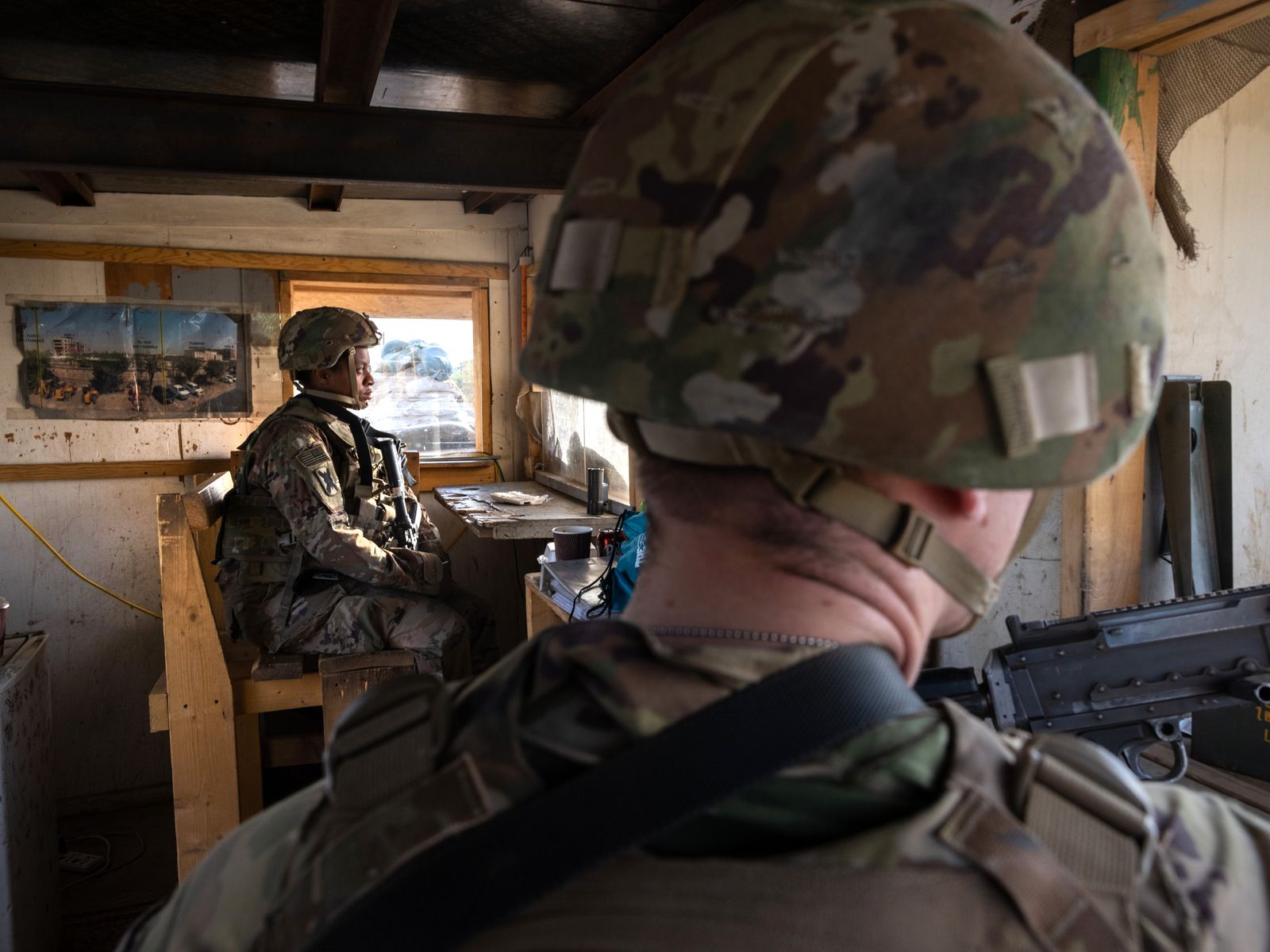 Amerikanske soldater og Flag af USA på soldater arm. Amerikansk hær . —  Stockfoto © Bumble-Dee #308481034, image size:1600x1200