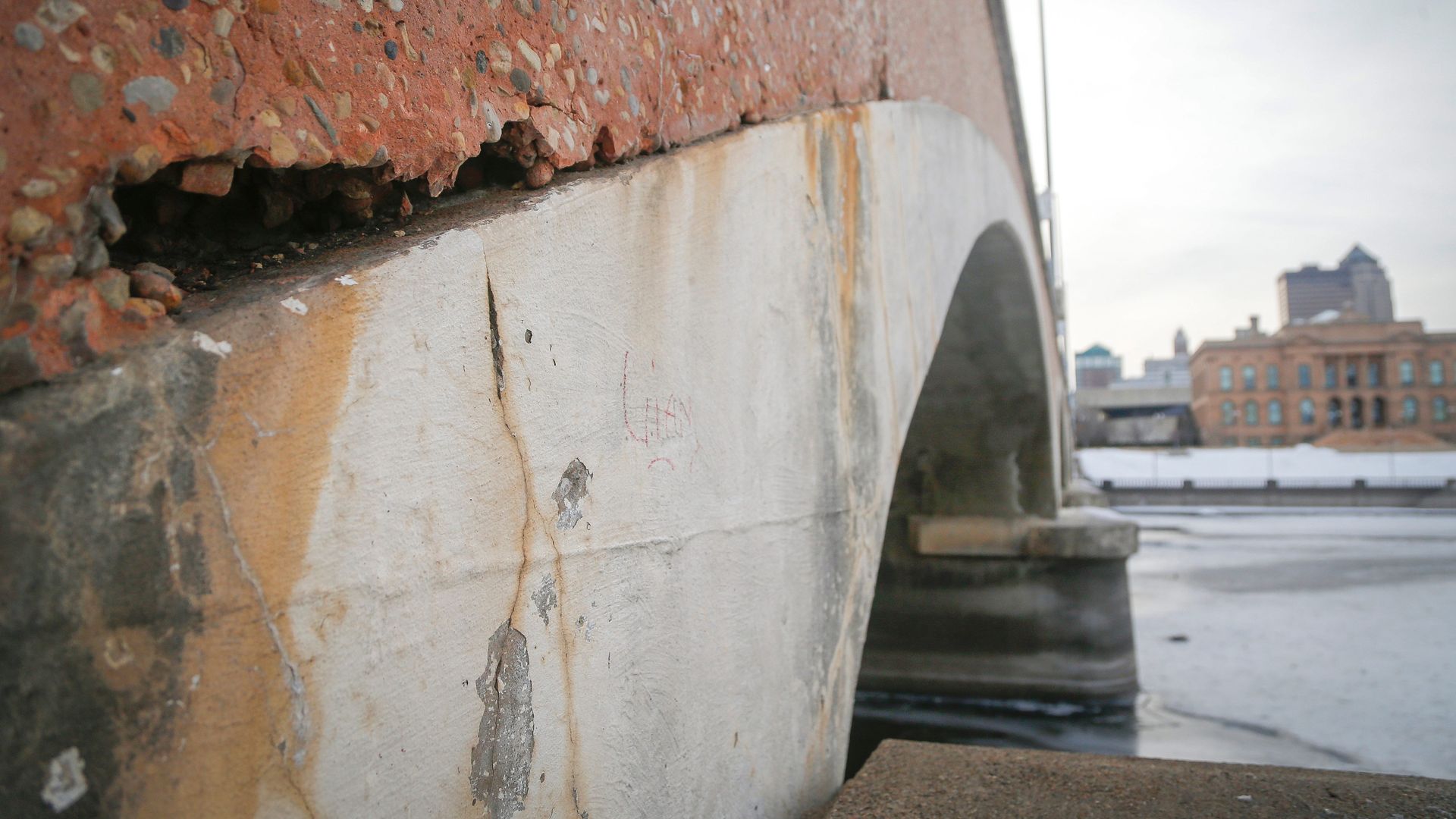 A photo of a bridge in Des Moines.