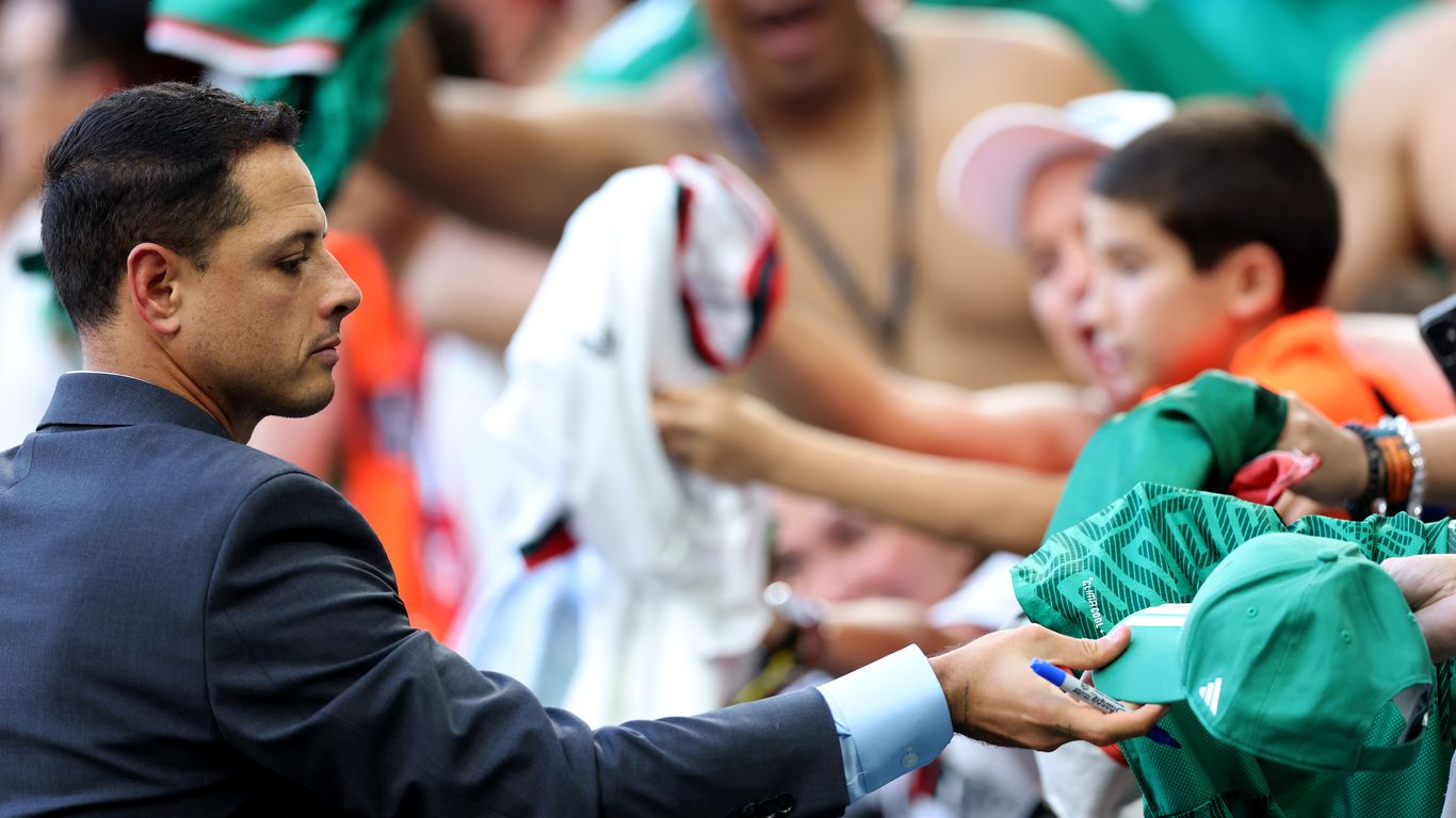 Chicharito arrives in Dallas
