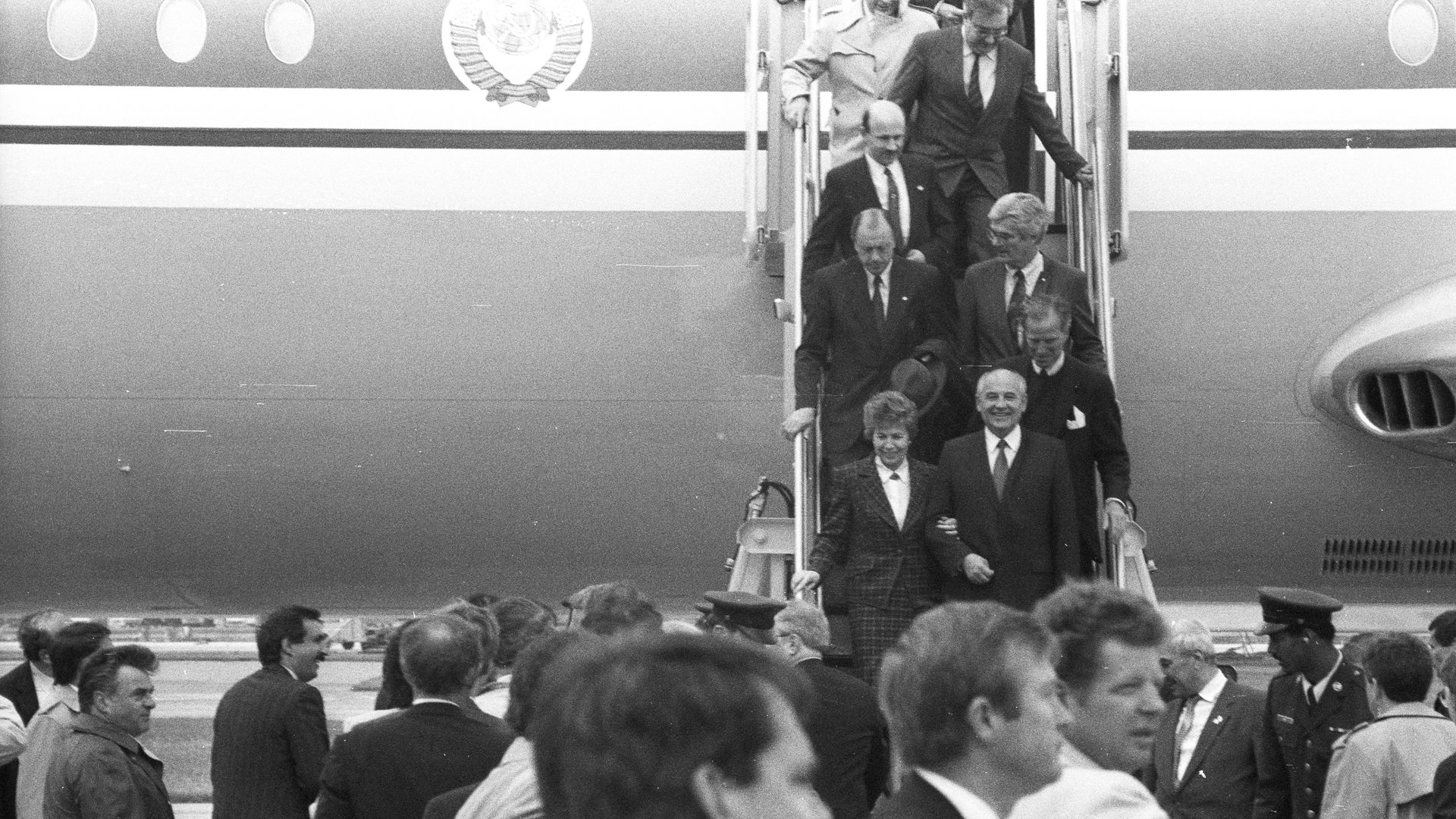 Soviet President Mikhail Gorbachev and wife Raisa arrive at MSP airport